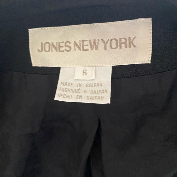 Jones New York Black Women's Blazer. Looks like new. - Picture 2 of 5